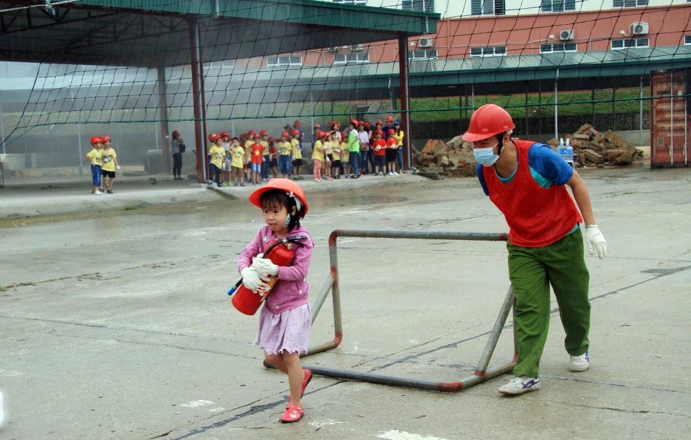 Lính cứu hỏa ‘nhí’ bật tường đu dây, vác vòi chữa cháy ảnh 7