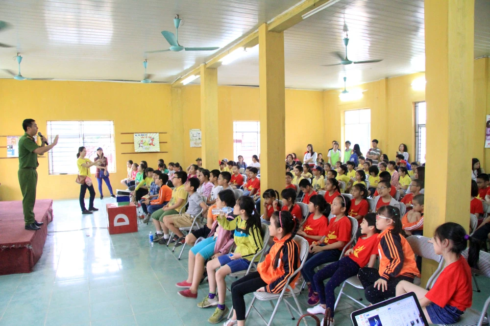 Lính cứu hỏa ‘nhí’ bật tường đu dây, vác vòi chữa cháy ảnh 1