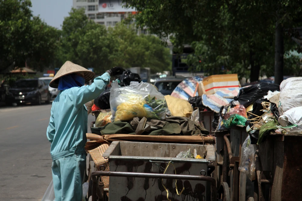 Hà Nội: Người dân vật vã trong nắng nóng ảnh 9