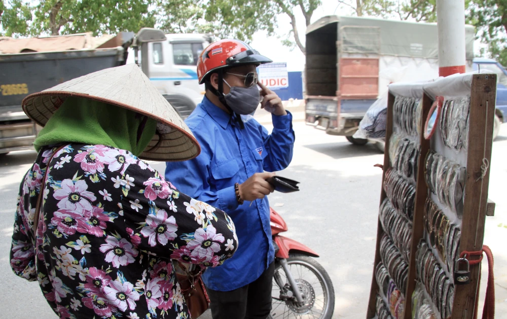 Hà Nội: Người dân vật vã trong nắng nóng ảnh 6