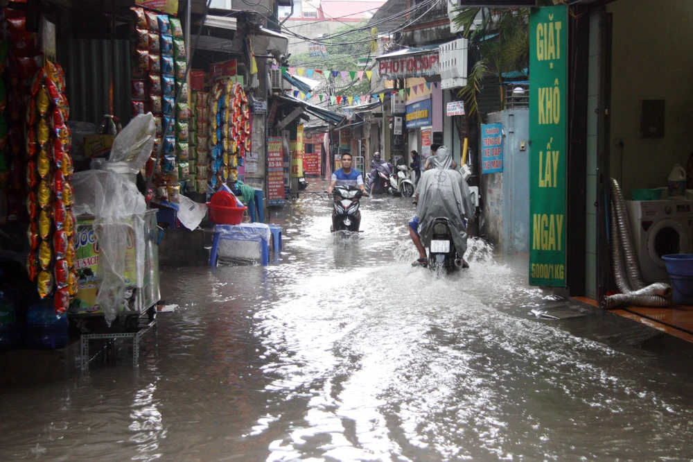 Ảnh hưởng bão, phố Hà Nội thành sông, sinh hoạt đảo lộn ảnh 1