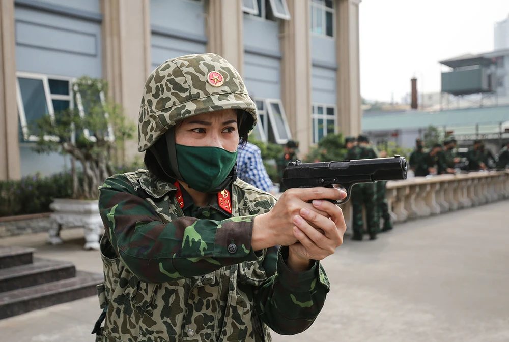 Mãn nhãn với màn đu dây, trèo tường của nữ đặc công ảnh 4