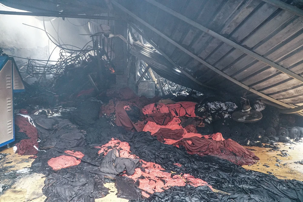 Sau 15 giờ, khói vẫn còn bốc lên ở đám cháy chợ vải Ninh Hiệp ảnh 5