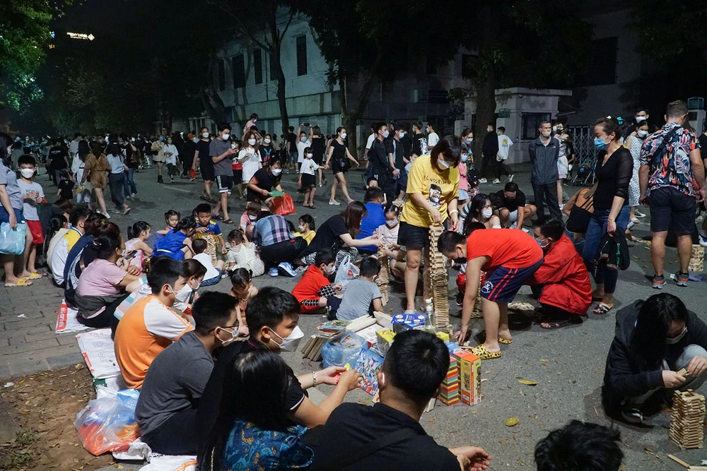 Nhiều người đến Phố đi bộ bờ hồ Hoàn Kiếm hưởng ứng Giờ Trái đất 2022 ảnh 5