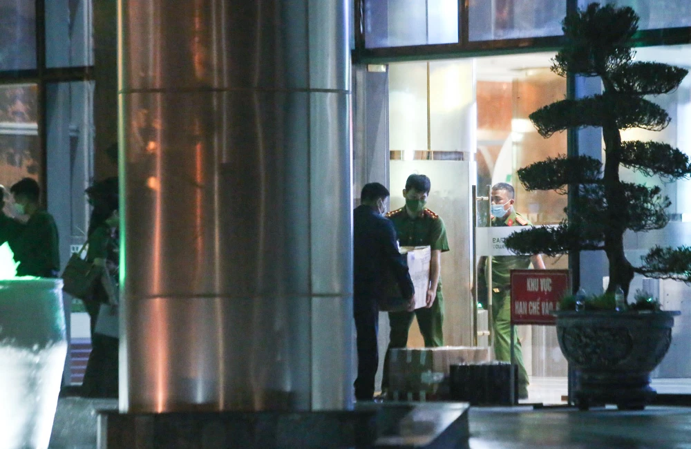 Chùm ảnh: Gần 7 tiếng khám xét trụ sở Tập đoàn FLC ở TP Hà Nội ảnh 7