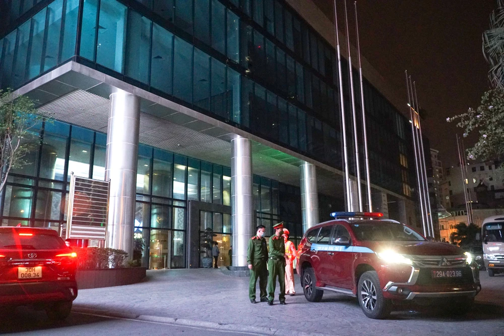 Chùm ảnh: Gần 7 tiếng khám xét trụ sở Tập đoàn FLC ở TP Hà Nội ảnh 1