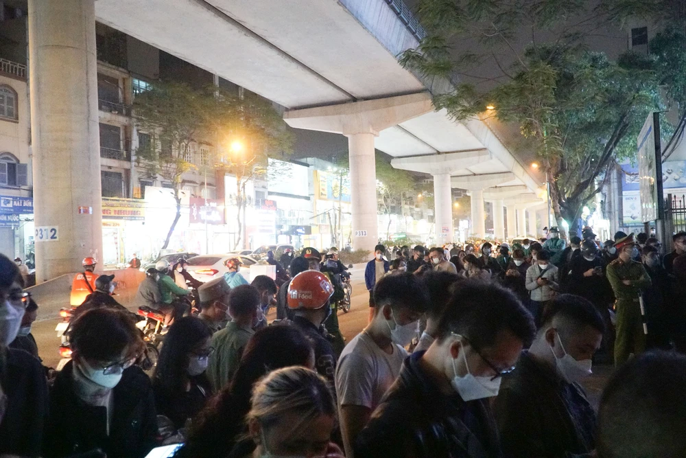 Chùm ảnh: Gần 7 tiếng khám xét trụ sở Tập đoàn FLC ở TP Hà Nội ảnh 2