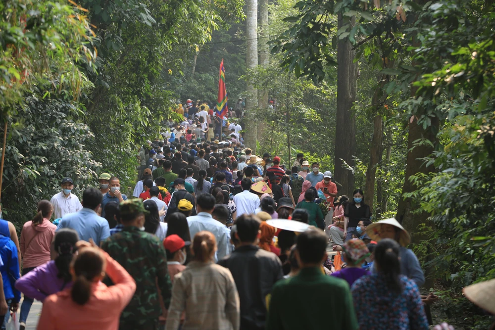 Ông Lê Trường Giang, Giám đốc khu di tích lịch sử đền Hùng cho biết, năm nay, do tình hình dịch bệnh đã bớt căng thẳng nên lượng khách đổ về dự kiến đông hơn năm ngoái. "Trong ngày hôm nay, chúng tôi dự kiến có khoảng hơn 20.000 du khách đổ về đền Hùng, càng về chiều tối, lượng du khách còn có thể tăng lên".