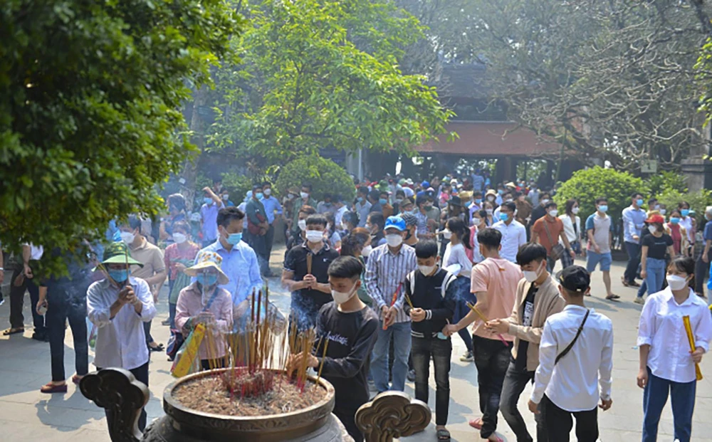 "Riêng trong hai ngày mùng 2 và 3-3 âm lịch, đền Hùng đã đón hơn 20.000 lượt du khách. Còn hôm 8-3 âm lịch, chúng tôi cũng đón hơn 10.000 lượt khách"- Lê Trường Giang thông tin thêm.