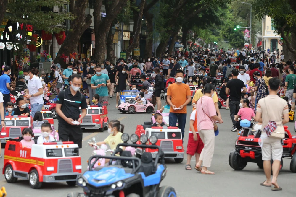 Tại nhiều khu vực phố đi bộ cho thuê xe cho trẻ nhỏ thu hút rất đông các gia đình. Tại nhiều khu vực phố đi bộ cho thuê xe cho trẻ nhỏ thu hút rất đông các gia đình.