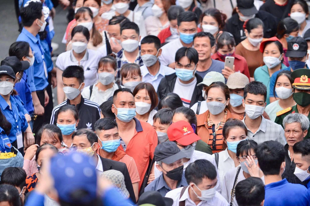 Sáng nay Chủ tịch nước Nguyễn Xuân Phúc đã dẫn đầu đoàn lãnh đạo Đảng, Nhà nước đến dâng hương, tưởng nhớ các vua Hùng tại Khu di tích lịch sử Đền Hùng.