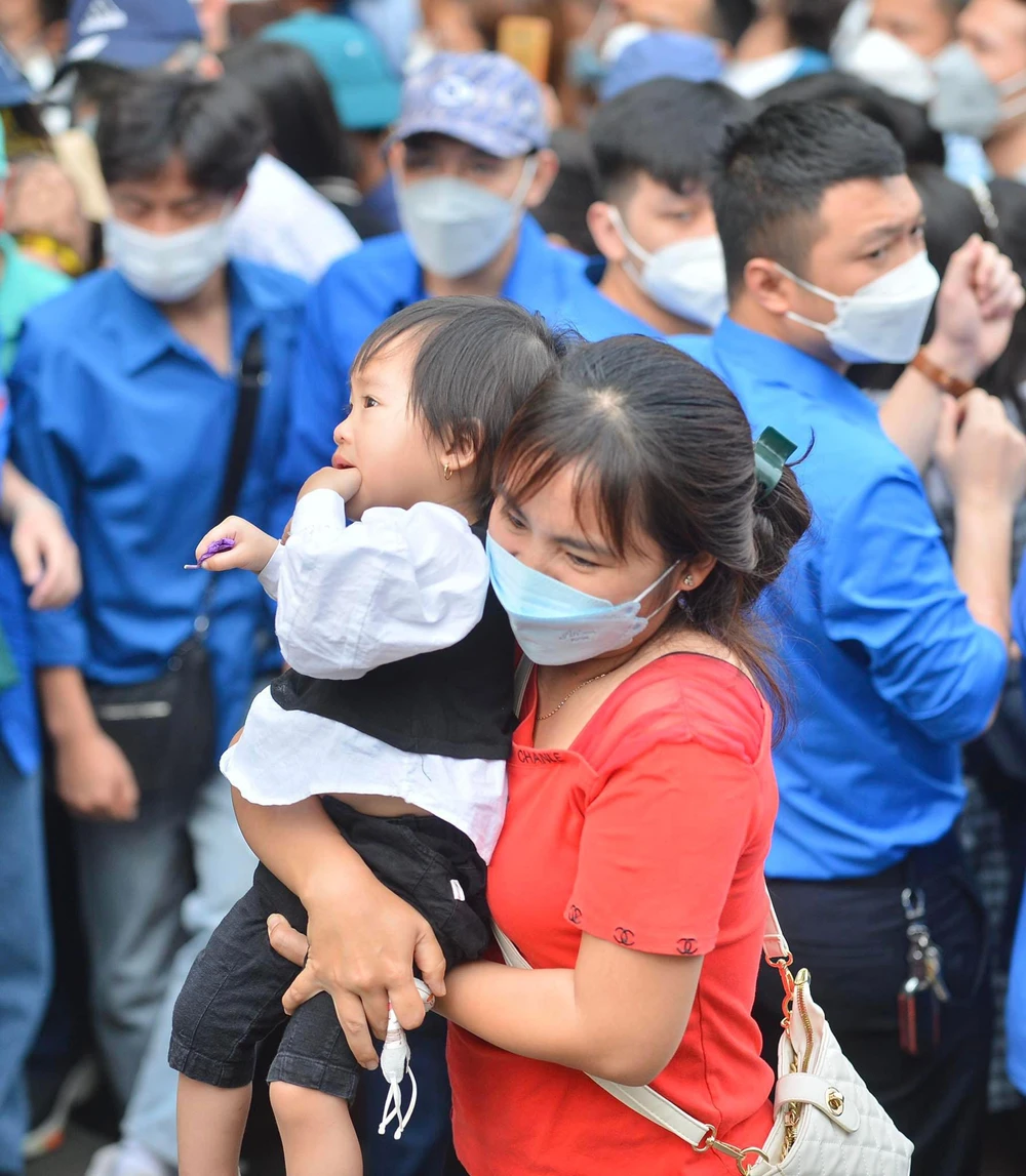 Được biết, riêng trong hai ngày mùng 2 và 3-3 âm lịch, đền Hùng đã đón hơn 20.000 lượt du khách. Còn hôm 8-3 âm lịch cũng đón hơn 10.000 lượt khách