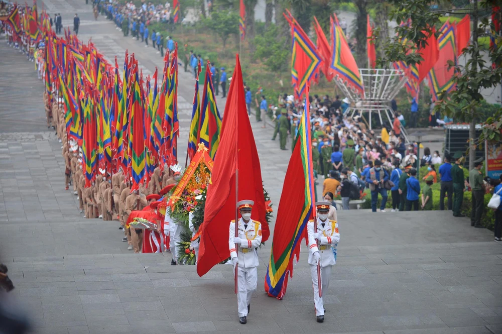Sáng nay đã diễn ra lễ dâng hương giỗ Tổ Hùng Vương 2022 tại Khu di tích lịch sử Đền Hùng, TP Việt trì, tỉnh Phú Thọ. Đi đầu là Đoàn tiêu binh cầm cờ đỏ sao vàng, cờ hội cùng vòng hoa mang dòng chữ "Đời đời nhớ ơn các Vua Hùng đã có công dựng nước".