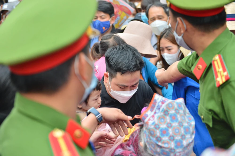 Tuy nhiên, do lượng người quá đông, nhiều người phải cõng con mình lên đầu để đảm bảo an toàn. Ngoài ra, lực lượng chức năng cũng ưu tiên cho những em nhỏ, cụ già vượt qua hàng rào để tránh cảnh ùn tắc, xô đẩy.