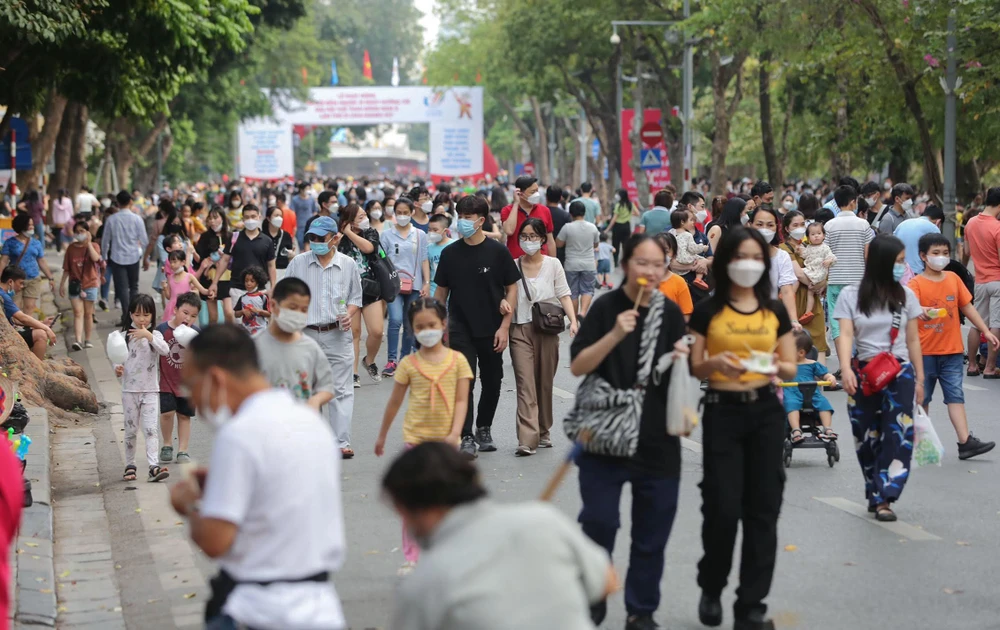 Thời tiết dịp này tại Hà Nội mát mẻ khiến chuyến vui chơi của mọi người vui vẻ và thoải mái hơn. Thời tiết dịp này tại Hà Nội mát mẻ khiến chuyến vui chơi của mọi người vui vẻ và thoải mái hơn.