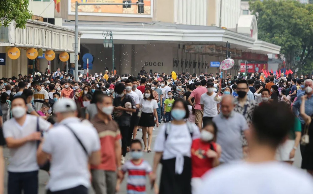 Hàng nghìn người chen chân tại ngã tư Hàng Bài. Hàng nghìn người chen chân tại ngã tư Hàng Bài.