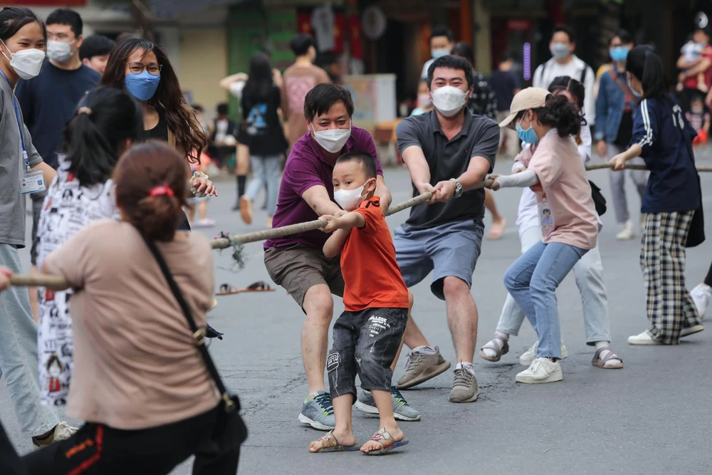 Nhiều trò chơi dân gian được tái hiện tại khu phố đi bộ. Nhiều trò chơi dân gian được tái hiện tại khu phố đi bộ.