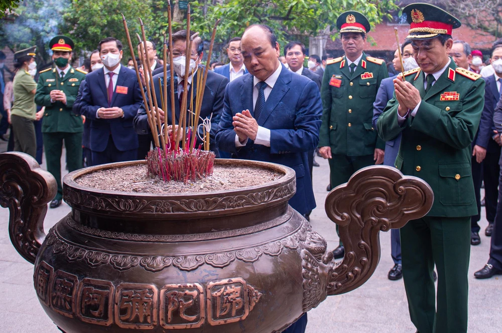 Sau phần đọc Chúc văn, Chủ tịch nước cùng các vị lãnh đạo Đảng, Nhà nước dâng hương tưởng niệm các Vua Hùng.