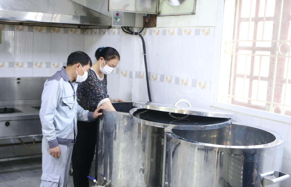 Nhà trường cũng đã mua nồi mới dùng nấu cháo khi cho trẻ ăn bán trú.