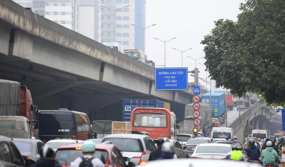 Tại lối lên vành đai 3 trên cao, các phương tiện cũng ùn ứ, giao thông di chuyển chậm chạp.