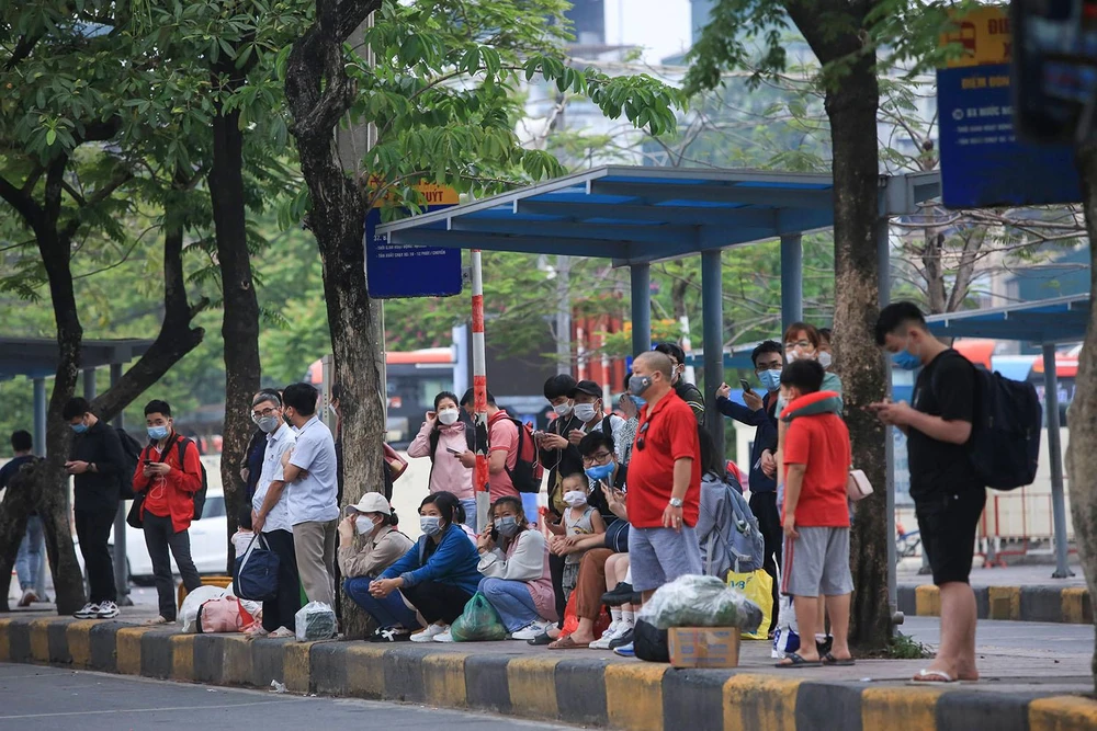 Các điểm xe buýt cũng chen chúc người dân đứng chờ đợi.