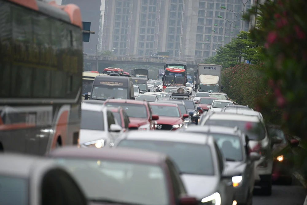 Trong chiều ngày 11-4, đường cao tốc Pháp Vân – Cầu Giẽ, Vành đai 3, Giải Phóng, lượng phương tiện đổ về hướng trung tâm thành phố ngày càng đông hơn khi về chiều tối.