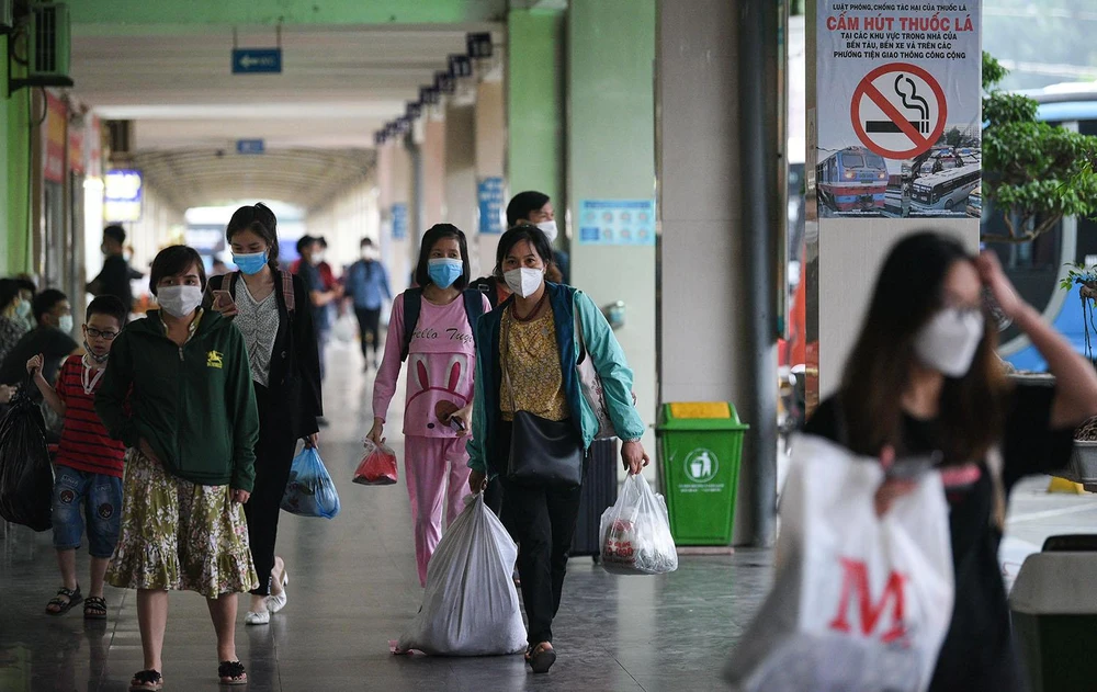 Năm nay kỳ nghỉ Lễ Giỗ Tổ Hùng Vương người lao động được nghỉ liên tục 3 ngày. Sau kỳ nghỉ lễ, hàng vạn người cùng lúc đổ về các cửa ngõ khiến nhiều tuyến đường ở Hà Nội ùn tắc kéo dài.