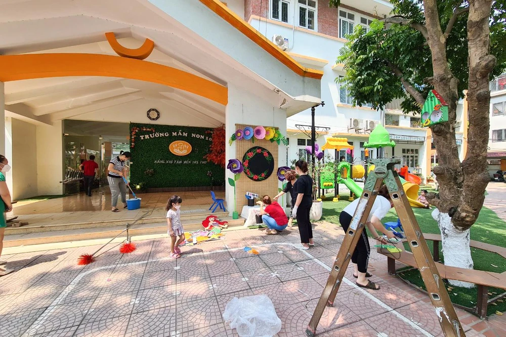 Ghi nhận tại Trường Mầm non Yên Sở, huyện Hoài Đức, TP Hà Nội những này các giáo viên, nhân viên của nhà trường đang gấp rút công tác dọn dẹp vệ sinh, khử khuẩn, trang trí... để chuẩn bị đón trẻ trong thời gian tới.