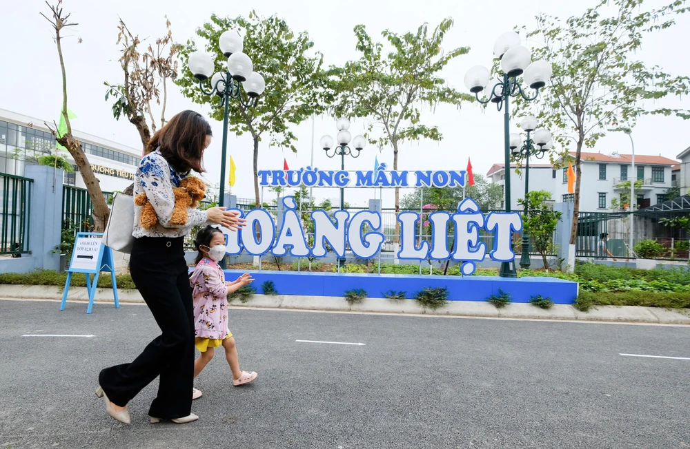 Sáng nay (13-4), trẻ mầm non thuộc 30 quận, huyện, thị xã ở Hà Nội đã chính thức trở lại trường. Sáng nay (13-4), trẻ mầm non thuộc 30 quận, huyện, thị xã ở Hà Nội đã chính thức trở lại trường.