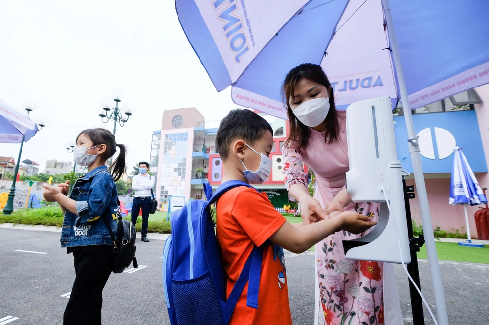 Trẻ được sát khuẩn tay, đo thân nhiệt trước khi vào lớp học. Được biết, trong ngày đầu các em học sinh mầm non đi học trở lại, trường mầm non Hoàng Liệt đón hơn 700 học sinh trên tổng số 1038 em. Trẻ được sát khuẩn tay, đo thân nhiệt trước khi vào lớp học. Được biết, trong ngày đầu các em học sinh mầm non đi học trở lại, trường mầm non Hoàng Liệt đón hơn 700 học sinh trên tổng số 1038 em.