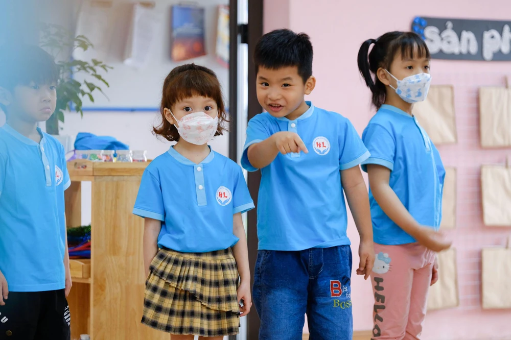 Về phía các trường cũng đã chuẩn bị kỹ lưỡng về đồ dùng, trang thiết bị, phòng y tế, phòng ăn…, lau chùi, dọn dẹp phòng học, các phương án đo thân nhiệt cho học sinh, chuẩn bị nước sát khuẩn, khẩu trang y tế... Về phía các trường cũng đã chuẩn bị kỹ lưỡng về đồ dùng, trang thiết bị, phòng y tế, phòng ăn…, lau chùi, dọn dẹp phòng học, các phương án đo thân nhiệt cho học sinh, chuẩn bị nước sát khuẩn, khẩu trang y tế...