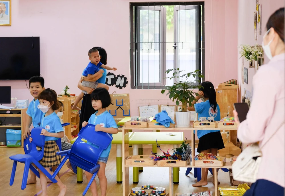 Để chuẩn bị chào đón trẻ trở lại trường, trước đó ngay trong kỳ nghỉ lễ Giỗ tổ Hùng Vương, các đoàn của Sở GD-ĐT đã đến các trường kiểm tra công tác chuẩn bị đón trẻ. Để chuẩn bị chào đón trẻ trở lại trường, trước đó ngay trong kỳ nghỉ lễ Giỗ tổ Hùng Vương, các đoàn của Sở GD-ĐT đã đến các trường kiểm tra công tác chuẩn bị đón trẻ.