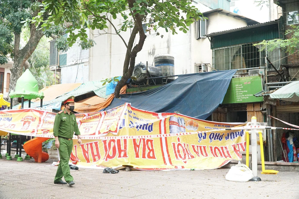 Khu vực nơi xảy ra vụ hỏa hoản lúc rạng sáng nay được quây kín bạt.