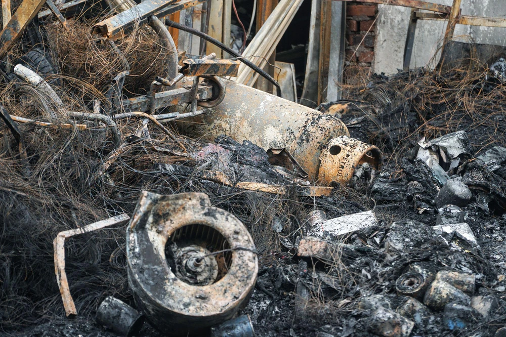 Ngọn lửa tại hiện trường cùng khói đen bốc lên dữ dội. Lúc này nhiều cư dân đang ngủ bị đánh thức bởi tiếng la hét, các gia đình hàng xóm vội tháo chạy ra ngoài.