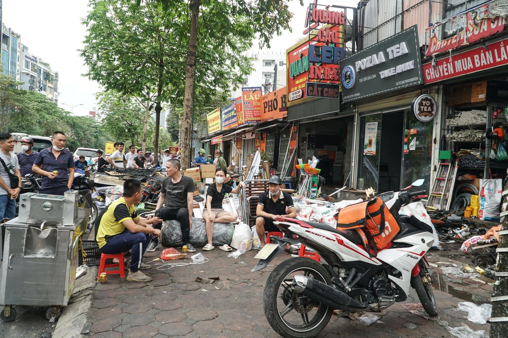 "Các con cháu tôi đang ở đây, thời điểm này chúng nó chỉ kịp thoát ra ngoài và gọi cửa những hộ dân bên cạnh, tất cả đều bị lửa ghé qua, không ai kịp chạy gì hết"- ông Trường một người dân chia sẻ.