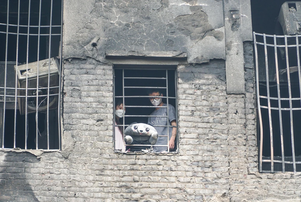 Hiện lực lượng chức năng đang thống kê thiệt hại về tài sản sau đám cháy.