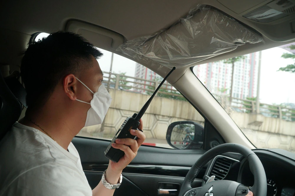 Nhằm “vô hiệu hóa” các “cò” thông báo chốt, Đội CSGT số 6, Phòng CSGT Hà Nội đã bố trí lực lượng hóa trang, mật phục bí mật ghi hình xe vi phạm rồi thông báo cho các tổ công khai để dừng xe xử lý.