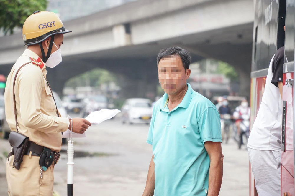 Khi lực lượng chức năng bất ngờ tới, cũng chỉ xử lý được một vài trường hợp, còn lại các xe khác sẽ di chuyển hoặc chạy qua điểm khác để tiếp tục dừng đỗ để nhận hàng.