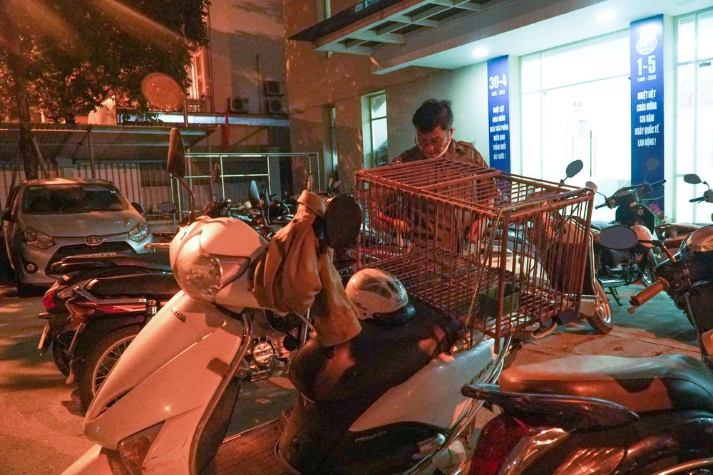 Ông Ngô Nguyên Bắc khoác bộ đồng phục bảo vệ dân phố, kiểm tra các dụng cụ, đồ dùng cần thiết trong chuyến đi tuần.