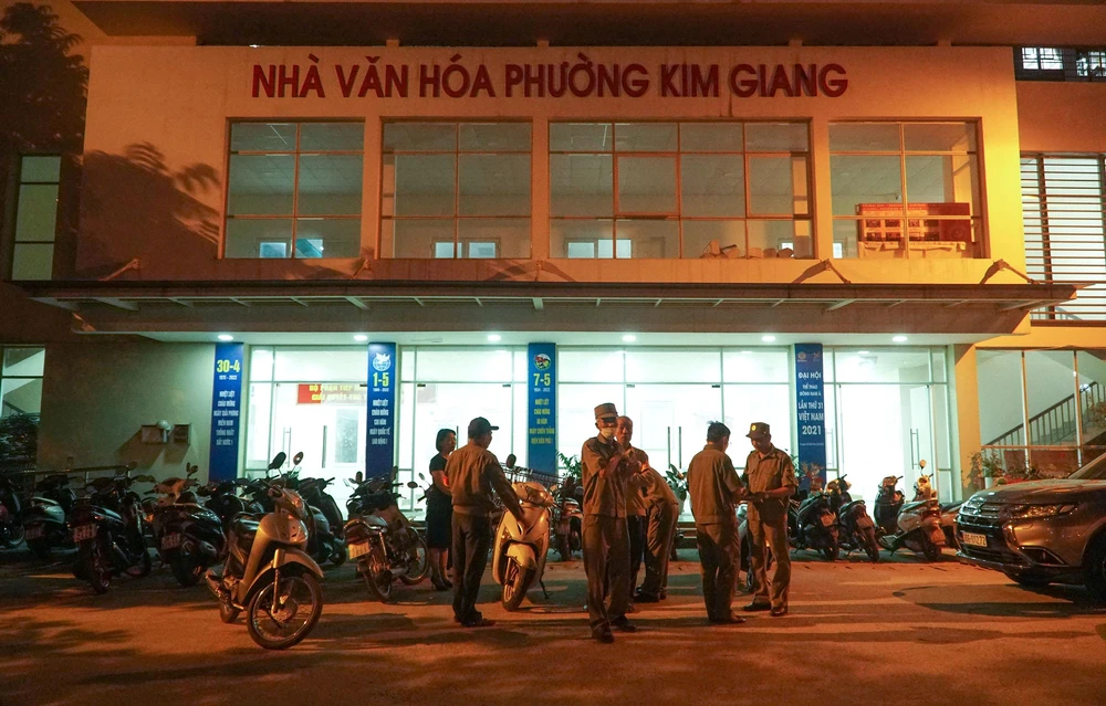 Đúng 19 giờ ngày 28 - 4, các thành viên trong đội bắt chó thả rông của phường Kim Giang, quận Thanh Xuân, TP Hà Nội tập trung.