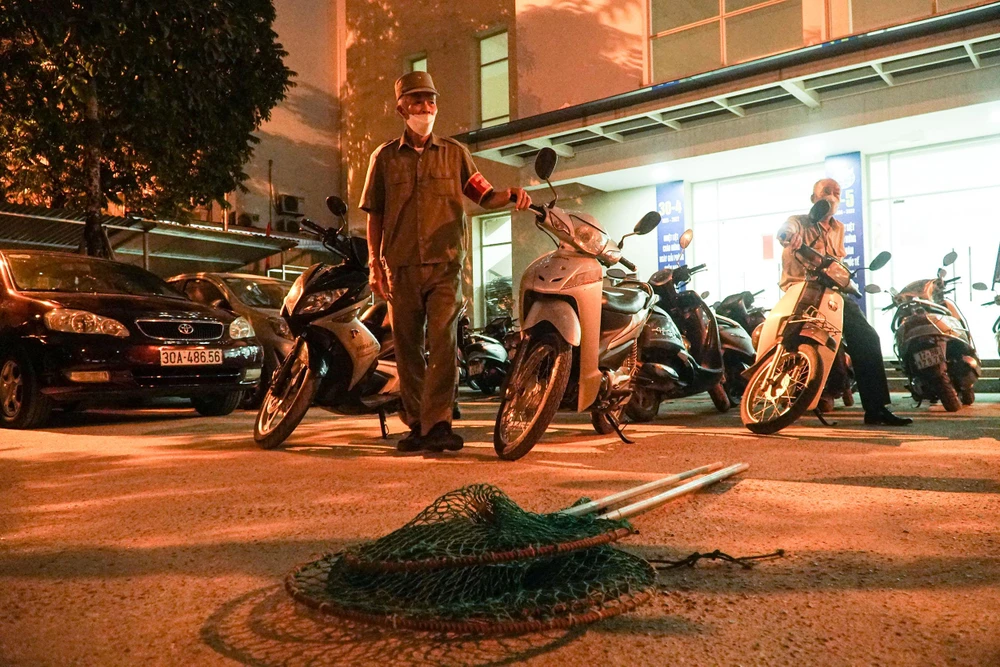 Các thành viên trong đội bắt chó thả rông trước khi tham gia nhiệm vụ đều được hỗ trợ tiêm phòng dại và được hướng dẫn kinh nghiệm xử lý để tránh bị chó cắn.