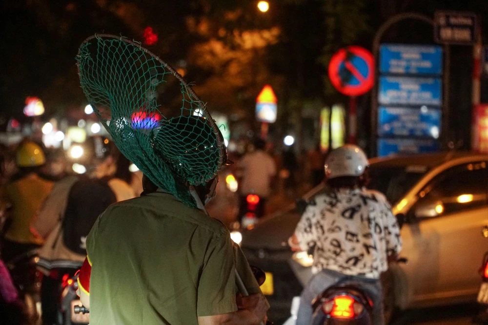 Đội đi bắt chó thả rông tiến hành đi khắp các con đường, ngõ, phố... trên địa bàn phường để tuần tra.