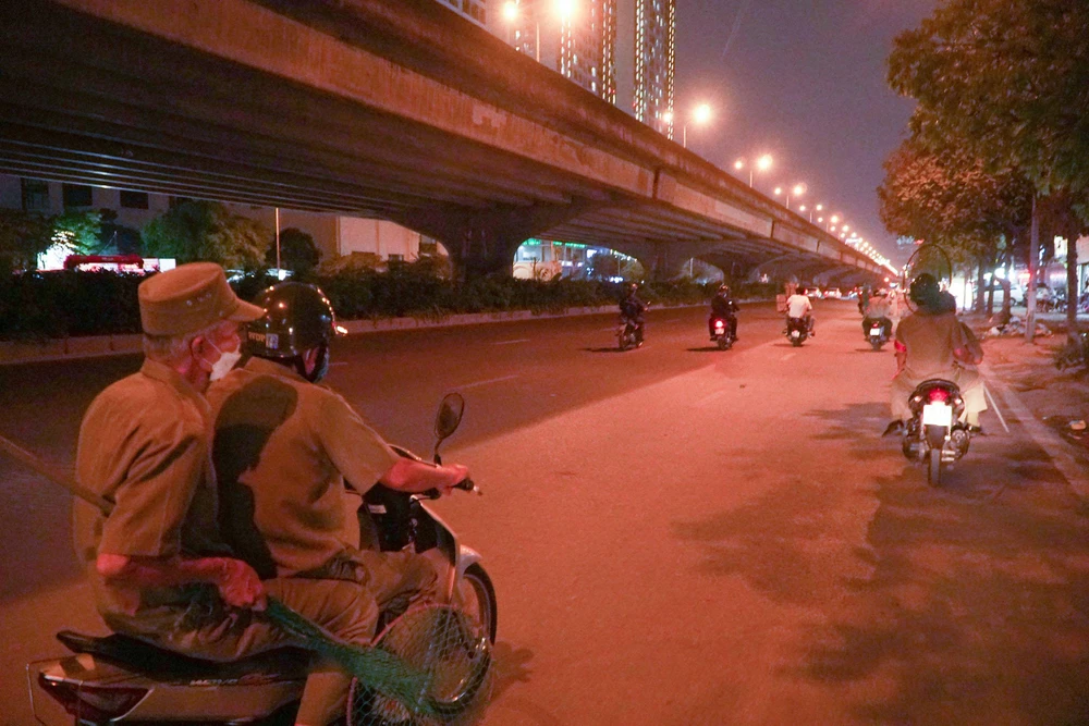 "Tối nay lại được cầm vợt về tay không, chúng tôi rất vui. Vì từ chúng ta nhìn thấy sự thay đổi rõ rệt trong ý thức của người dân, đây là điều mà mỗi thành viên trong đội bắt chó thả rông đều mong muốn"- ông Bắc cười.