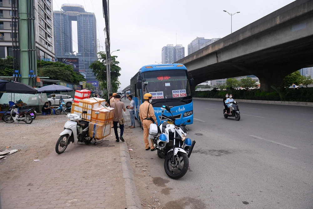 Theo ghi nhận, chỉ khoảng 15 phút hóa trang, mật phục, lực lượng chức năng đã phát hiện, xử lý gần 10 trường hợp vi phạm.