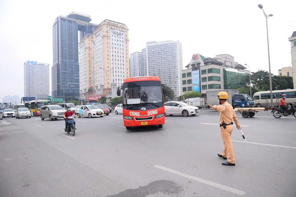 Song song với đó, đơn vị này đang đề xuất lắp thêm hệ thống camera giám sát ở một số vị trí có tình hình giao thông phức tạp để bảo đảm an toàn giao thông, thuận lợi cho việc xử lý vi phạm luật lệ giao thông, tránh việc các nhà xe nghĩ ra mọi biện pháp để đối phó với lực lượng chức năng.