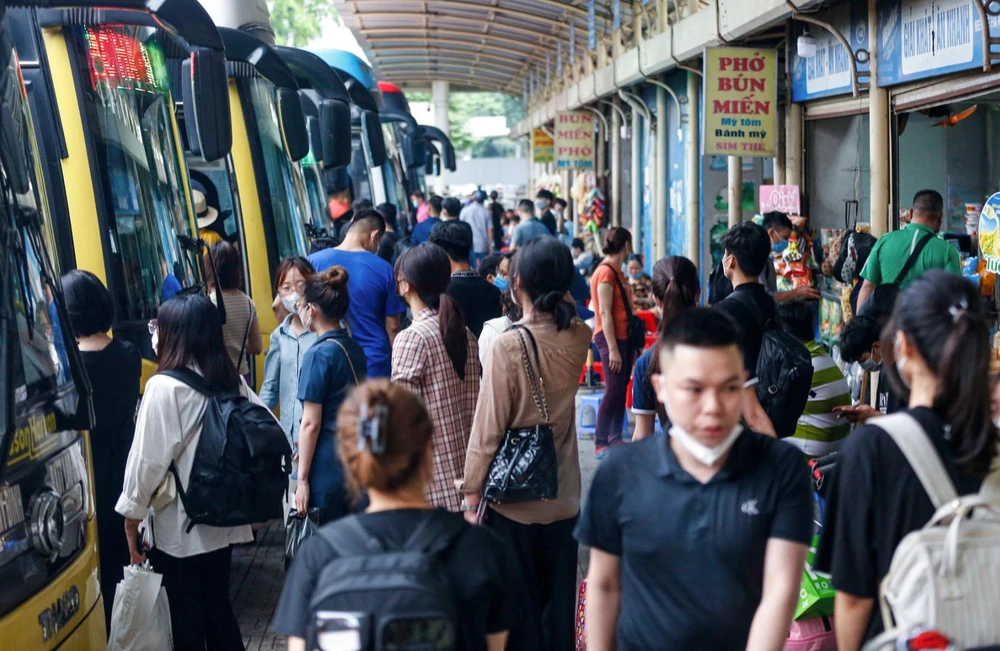 Bên trong các bến xe lớn như Giáp Bát, Mỹ Đình... lượng khách tăng mạnh khiến, một số nhà xe phải tăng thêm số chuyến để phục vụ nhu cầu của người dân.
