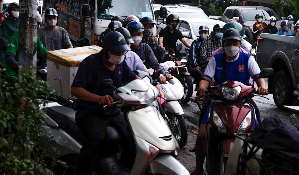 Năm nay, ngày thống nhất đất nước (30-4) và Ngày Quốc tế Lao động (1-5), trùng vào thứ Bảy và Chủ nhật nên người lao động được nghỉ bù vào thứ Hai (2-5) và thứ Ba (3-5) của tuần kế tiếp.