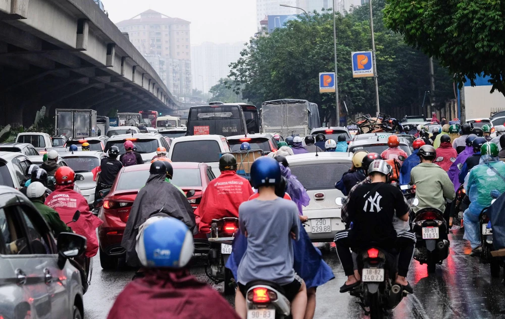 Dòng phương tiện có lúc nhích từng chút một.