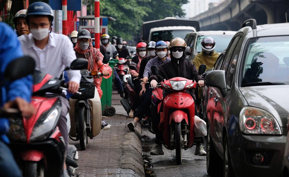 Phía dưới, nhiều phương tiện leo cả lên vỉa hè.