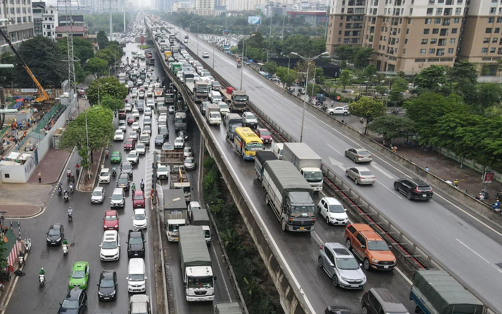 Tại tuyến đường Vành đai 3 trên cao, hướng ra ngoại thành Hà Nội, giao thông có lúc ùn ứ.